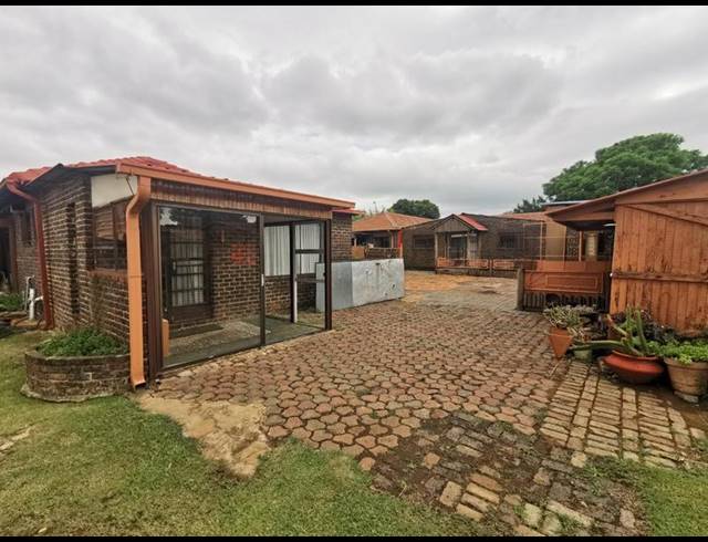6 BEDROOM HOUSE FOR SALE IN RIVERSDALE
